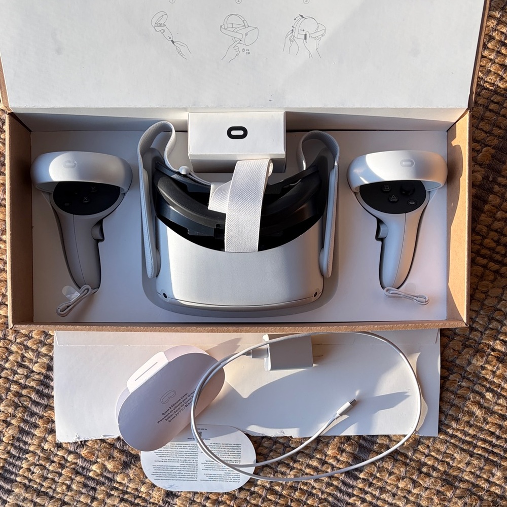 Like New Oculus Quest 2 VR Set in White